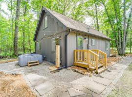 Roscommon Chalet with Hot Tub Near Higgins Lake!，位于Roscommon的酒店