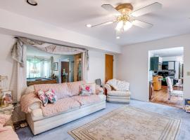 Spacious Old Bridge Home about 10 Mi to Jersey Shore!，位于东不伦瑞克的酒店