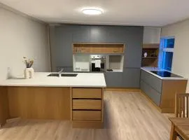 Sentralt hus med egen parkering