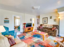 Lake Michigan Vacation Rental 1 Block to Marina!，位于马尼托沃克的酒店
