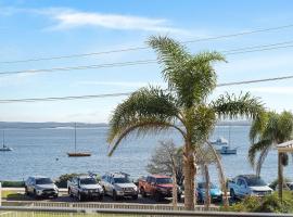 Hideaway 1, 3 Lillian St - stunning water views，位于浅滩湾的别墅