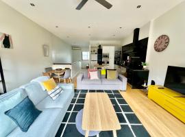 Ascot Vale - Lovely 2 bedroom townhouse close to everything!，位于Ascot Vale的酒店