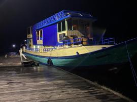 Shankara Orangutan Kelotok Cabin Houseboat，位于Kumai的酒店