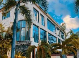 Villa Tesoros del Mar - Luxury Beachfront Villa with Natural Pool, Jacuzzi, Mountain Views, Yoga, BBQ, Wi-Fi, Pet & Family Friendly, Barahona Adventures