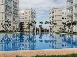 Grand appartement vue golf a 2 min de la plage Bouznika，位于布兹尼盖的酒店