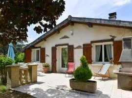 Maison plain pied mitoyenne avec piscine partagée et terrain arboré