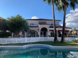Luxury Tropical Villa in Grao Benicassim，位于格拉德卡斯特利翁的酒店