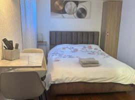 יחידת דיור עם בריכה，位于Kiryat Ekron的酒店