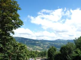 Discover Appennino - Via Roma 72, 11- Montecreto，位于蒙泰克雷托的酒店