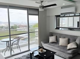 GURUS FR | Elegante apto. con vista | naturaleza | aire，位于多斯克布拉达斯的酒店