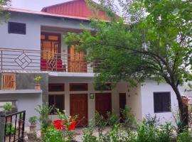 Pine Peak Lodges，位于Kālābāgh的酒店