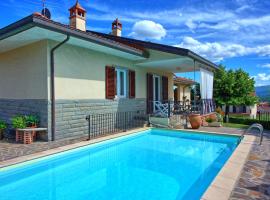 Villa Pratovecchio by PosarelliVillas，位于普拉托韦基奥的酒店