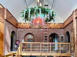 The Atrium - A Boutique Hotel - Suite 18，位于Perryville的酒店