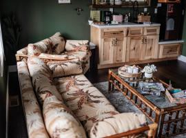 The Atrium - A Boutique Hotel - Suite 11，位于Perryville的酒店