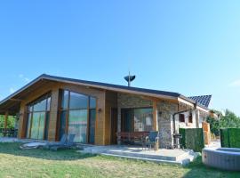 Villa Letizia near the Pirin Golf Resort，位于班斯科的别墅