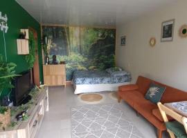 Appartement th&egrave;me jungle，位于阿瓦隆的自助式住宿