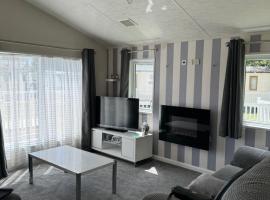 Luxury 3 bedroom lodge with decking，位于Little Clacton的酒店