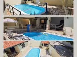 Casa agradável com piscina, ar condicionado e churrasqueira