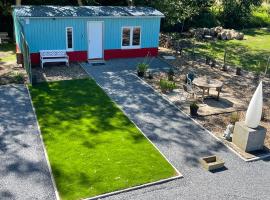 Uniek Tiny house nabij de kust in mooie polders，位于泽伊恩克尔克的露营地