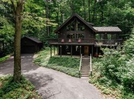 Northern Nights Chalet by Wanderlust Abodes，位于Bellaire的酒店