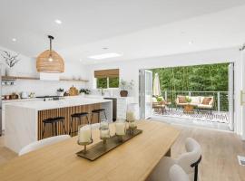 Russian River Luxury Escape with Private Hot Tub，位于Forestville的酒店
