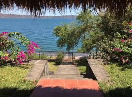 Villa La Giralda - Lakefront - Pool - View - Relaxation Haven，位于马萨亚的公寓