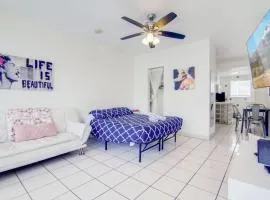 Sunny Ocean Dr Condo, w/2 Queen Beds, South Beach