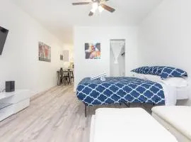 Ocean Drive Deco Apt w/2 Queen Beds, Steps 2 Beach