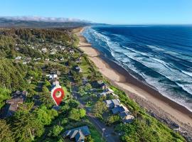 Manzanita Beach Ocean View Cabin Pet Friendly，位于Nehalem的酒店
