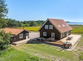 4 Bedroom Amazing Home In Askø，位于Askø的酒店