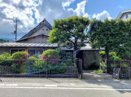 密邻旅馆，位于Tsuru 的酒店