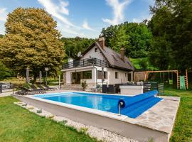 Holiday House Zrinski with Pool, Sauna & Jacuzzi，位于Lepoglava的酒店