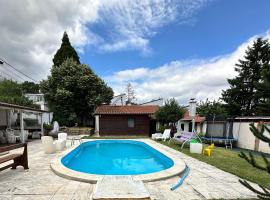 Lea Hause with swimming pool in Vitosha montain, jacuzzi and free parking，位于索非亚的酒店