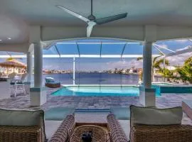 Gorgeous Lakefront Heated Pool Home, great Wi-Fi in Cape Coral