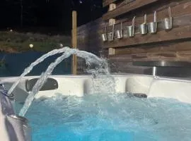 Cour ancienne école avec Jacuzzi privé