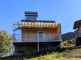 Gorgeous and cozy mountain top cabin，位于K'vishkhet'i的酒店