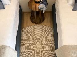 R&G luxury accommodation Varkiza，位于瓦里的酒店