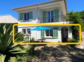 Chez Madou, T1 en bas de villa et rez de jardin à 900m de la mer et des commerces，位于弗雷瑞斯的酒店