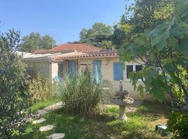 Houdarling Chalet et spa hammam jacuzzi et sauna，位于尼姆的酒店