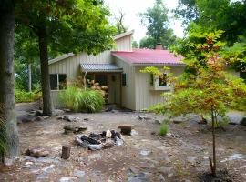 Above Sleepy Hollow - Rooftop Deck, Amazing Views, Hot Tub, Pet Friendly, Screen Porch, Wifi, EV Station, Games, Trails, Wood Stove, Charcoal Grill, Lake Access, King Bed，位于Hedgesville的酒店