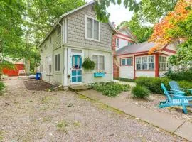 Walk to Lake Historic Lakeside Marblehead Cottage