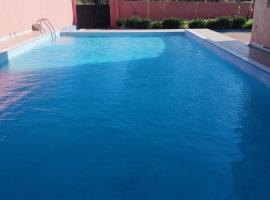 Charmante villa avec piscine pour famille，位于萨菲的酒店