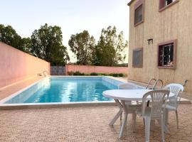 Charmante villa avec piscine pour famille，位于萨菲的酒店