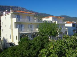 菲利皮酒店，位于阿基奥斯基利考斯Ikaria Island National Airport Ikaros机场 - JIK附近的酒店