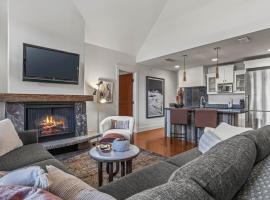 Elevated Penthouse Condo managed by Little Sister Getaways，位于坎莫尔的Spa酒店