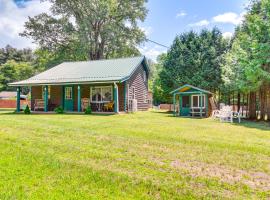 Inviting Peru Cabin with Patio, Grill and River Access，位于Peru的酒店