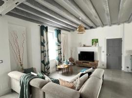 Maison contemporaine avec piscine et jardin, proche de Bourges - FR-1-586-43，位于Saint-Éloy-de-Gy的酒店