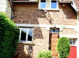 Maison derrière les champs
