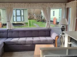 Lovely 3-Bed Caravan in Foel Welshpool，位于威尔斯浦的酒店