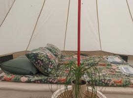 Glamping & Floating Sauna，位于Rejböle的酒店